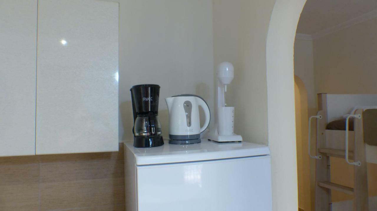 White Apartment 70M From The Sea Néa Péramos Esterno foto