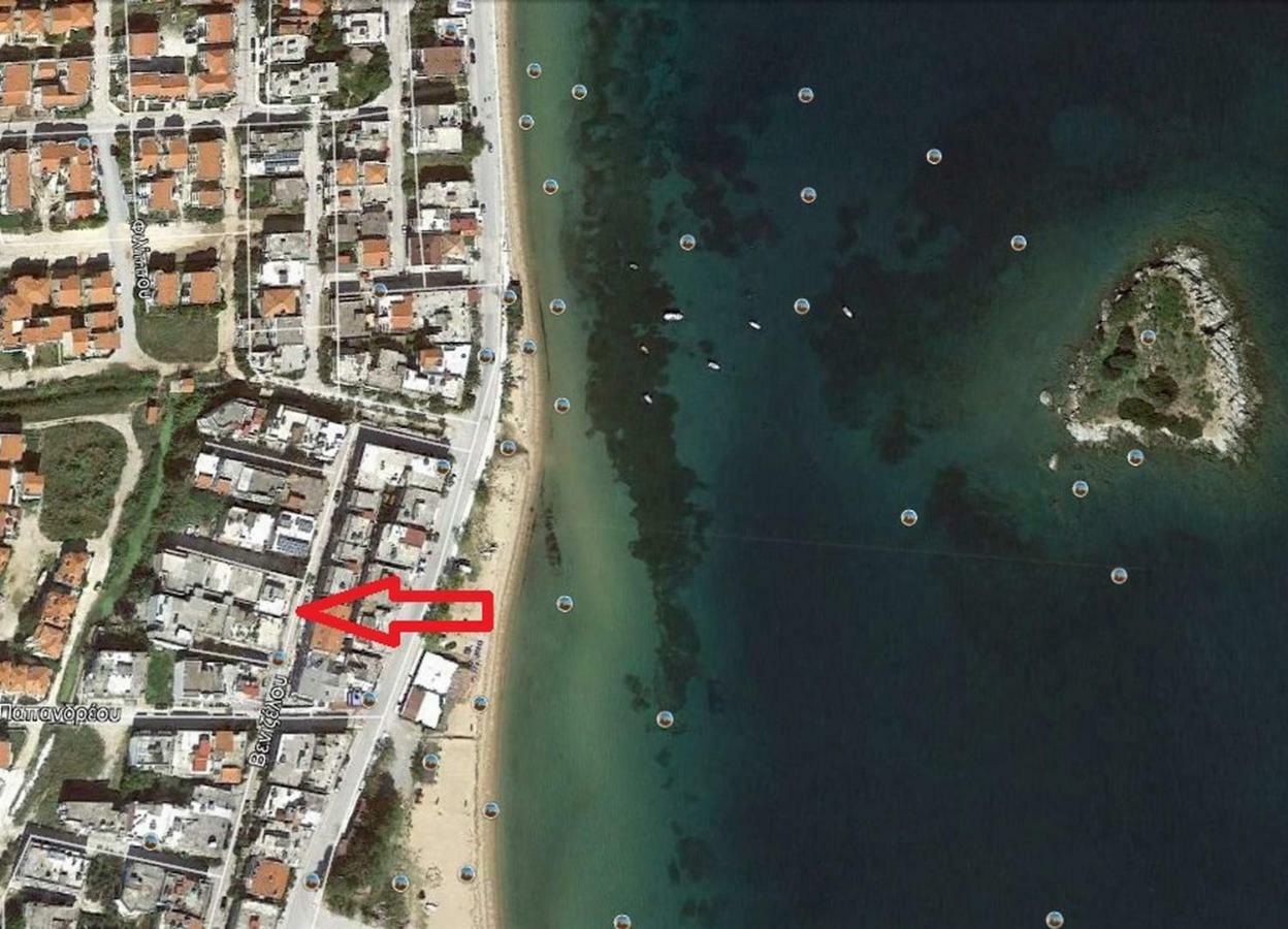 White Apartment 70M From The Sea Néa Péramos Esterno foto
